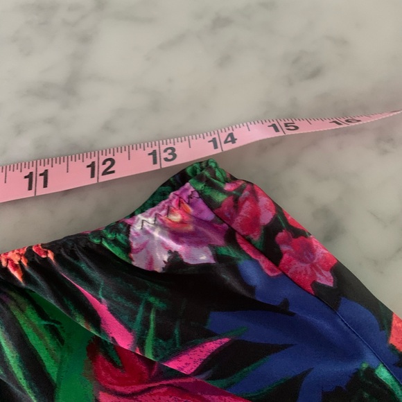 Victoria Secret floral + lace short robe + shorts in beautiful design and colour - Picture 10 of 12